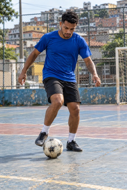 Cena ilustrativa de futebol numa quadra ao ar livre